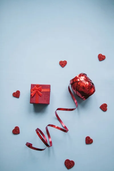 Red box with a gift on a festive background. — Stock Photo, Image