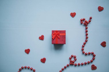 Bir hediye şenlikli bir arka plan üzerinde kırmızı kutu.