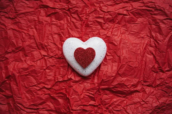 Coeur sur fond rouge. — Photo