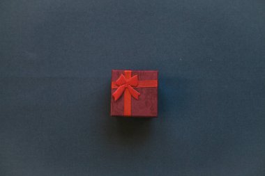 kırmızı kutu hediye.