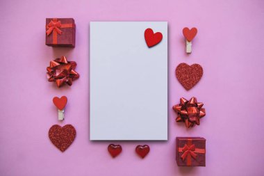 Düz yatıyordu çeşitli nesneleri tatil