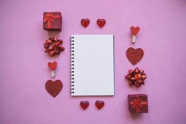 Düz yatıyordu çeşitli nesneleri tatil