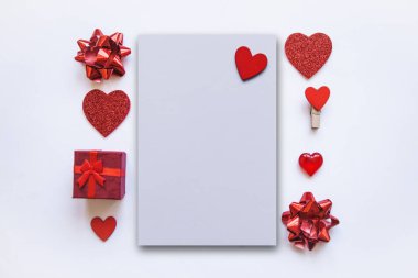 Düz yatıyordu çeşitli nesneleri tatil