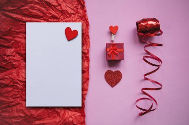 Bir hediye şenlikli bir arka plan üzerinde kırmızı kutu.