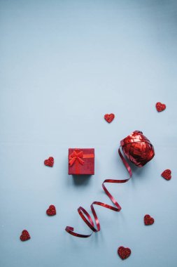 Bir hediye şenlikli bir arka plan üzerinde kırmızı kutu.