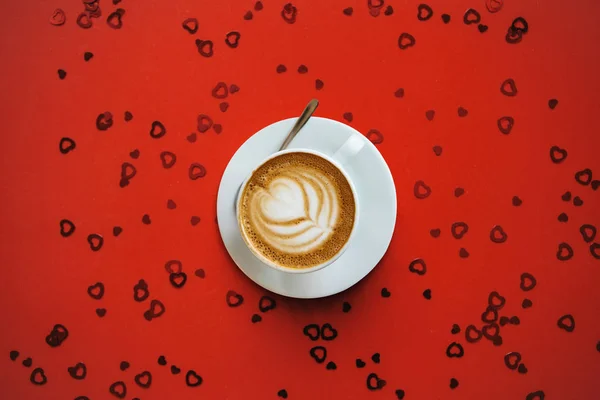 Delicioso cappuccino fragante sobre un fondo festivo — Foto de Stock