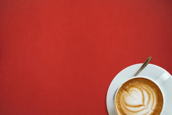 Eine Tasse mit einem traditionellen leckeren und aromatischen Cappuccino am Morgen — Stockfoto