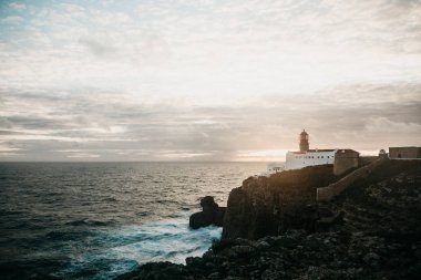 Deniz feneri ve kayalıklarla Portekiz Cape St. Vincent, gün batımında görünümü.