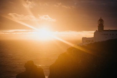 Deniz feneri ve kayalıklarla Portekiz Cape St. Vincent, gün batımında görünümü.