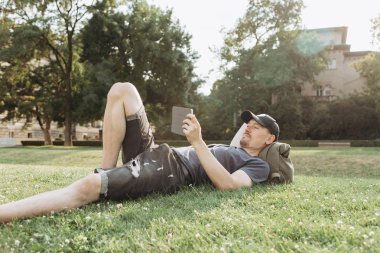 Genç bir adam bir tablet kullanma.