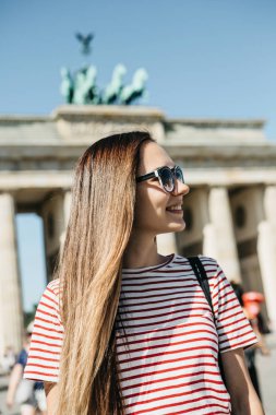 Genç güzel bir olumlu gülümseyen şık turist kız portresi.