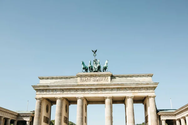 Close-up van de Brandenburger Tor tegen de blauwe hemel. — Stockfoto