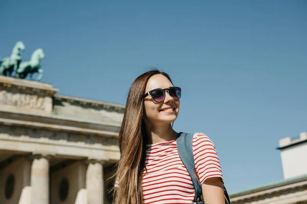 Portret van een jonge mooie positieve lachende stijlvolle toeristische meisje. — Stockfoto
