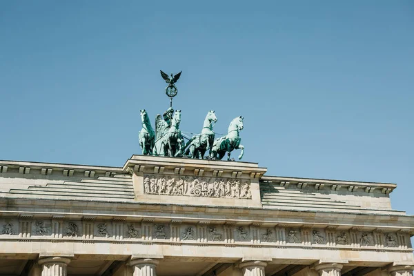 Primer plano de la Puerta de Brandeburgo contra el cielo azul . — Foto de Stock