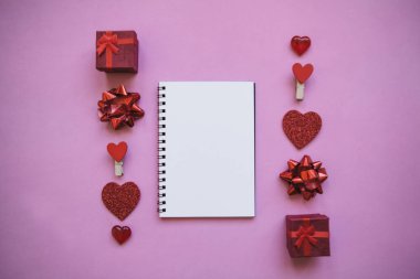 Düz yatıyordu çeşitli nesneleri tatil