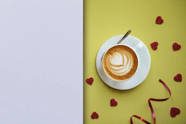 En kopp färskt smaksatt cappuccino kaffe på en festlig bakgrund. — Stockfoto