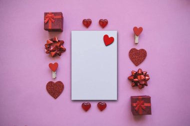 Düz yatıyordu çeşitli nesneleri tatil