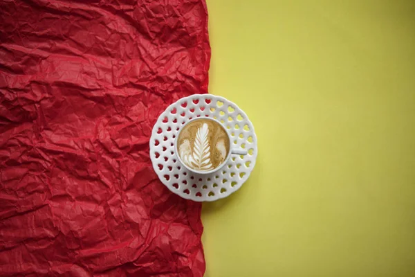 Geleneksel sabah lezzetli ve aromatik kapiçino ile bir fincan