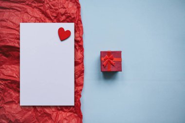 kırmızı kutu hediye.