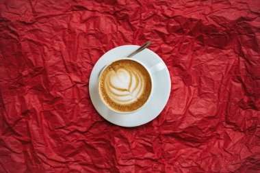 Geleneksel sabah lezzetli ve aromatik kapiçino ile bir fincan