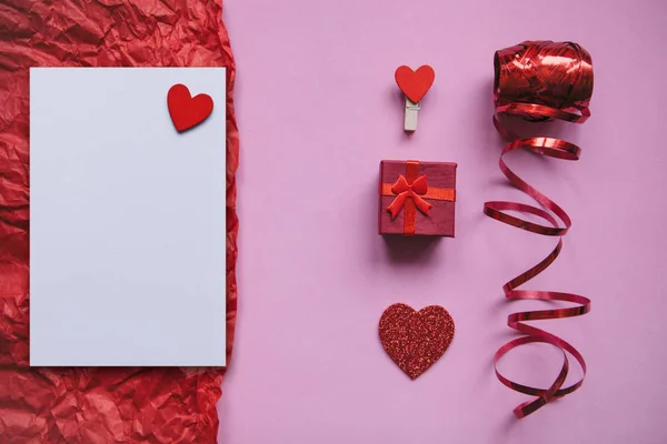 Red box with a gift on a festive background. — Stock Photo, Image