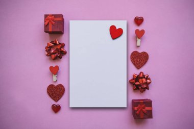 Düz yatıyordu çeşitli nesneleri tatil