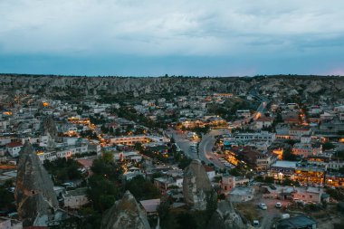 Cityscape şehrin güzel bir akşam görünümünü Göreme Kapadokya Türkiye'de denilen