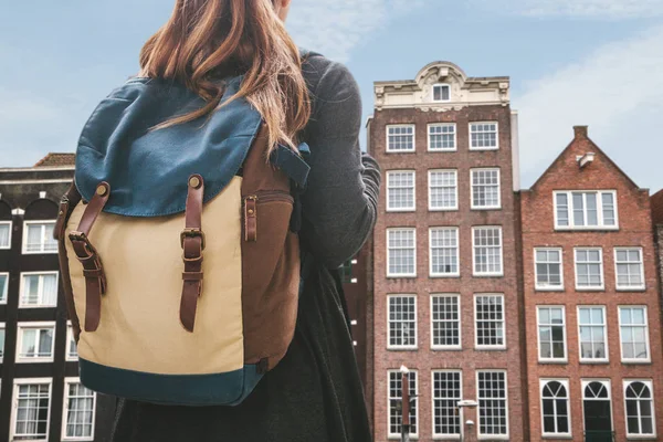 Chica turística o estudiante con mochila — Foto de Stock