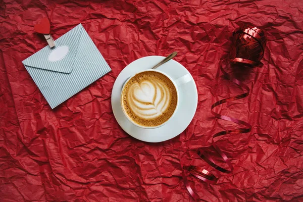 Delicioso café capuchino sobre fondo rojo . — Foto de Stock