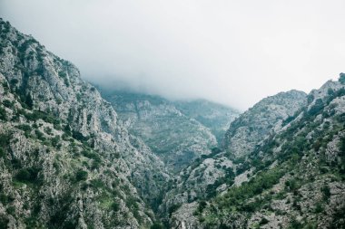 Sis Karadağ'daki dağlarda güzel görünümü.