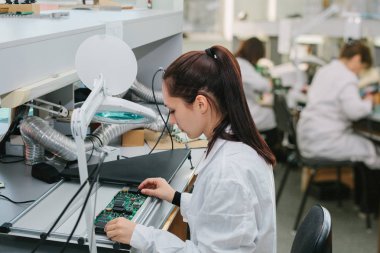 Güzel kadın bilgisayar uzman profesyonel teknisyen tahta bilgisayar bir fabrikada bir laboratuvarda incelenmesi.