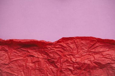 Pembe Kağıt arka plan üzerinde kırmızı buruşuk Kağıt