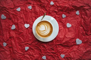 Nefis kapuçino kırmızı bir arka plan üzerinde kahve.