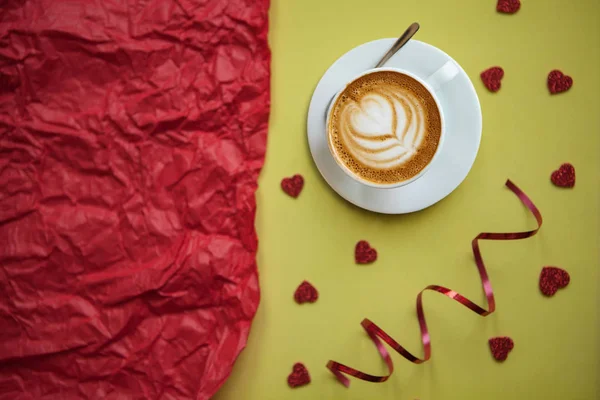 Una taza de café capuchino con sabor fresco sobre un fondo festivo — Foto de Stock