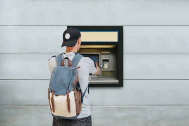 Turist daha fazla seyahat için ATM 'den para çekiyor..