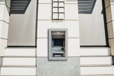 Para çekmek ve diğer mali işlemler için modern sokak ATM makinesi