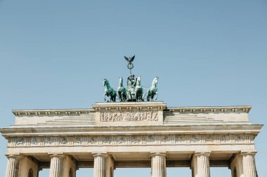 Brandenburg Kapısı mavi gökyüzüne karşı closeup.