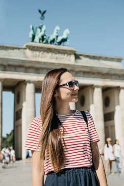 Genç güzel bir olumlu gülümseyen şık turist kız portresi.