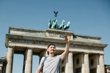 Bir selfie veya manzaraları fotoğraf çekimi alarak turist adam