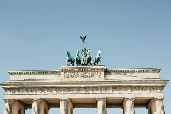 Close-up van de Brandenburger Tor tegen de blauwe hemel. — Stockfoto