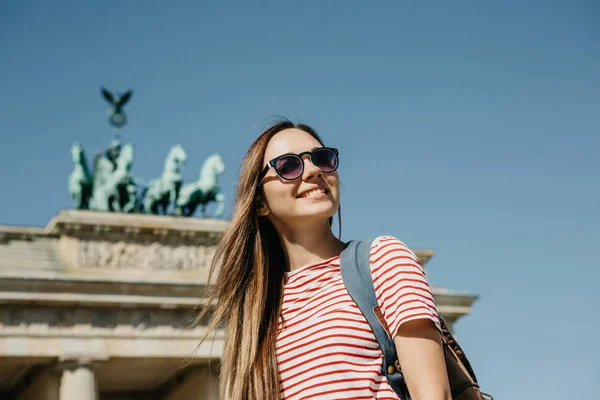 Portret van een jonge mooie positieve lachende stijlvolle toeristische meisje. — Stockfoto