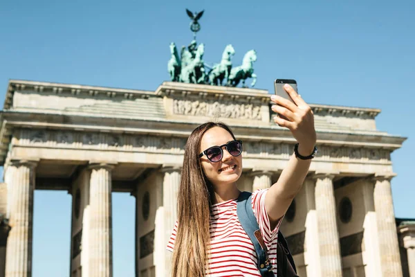 Fiatal gyönyörű lány teszi selfie, vagy a látnivalók képei. — Stock Fotó