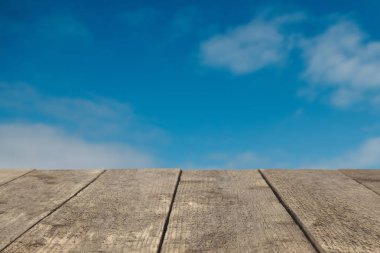 Ahşap tahta veya tablo veya yüzey veya kat gökyüzüne karşı.