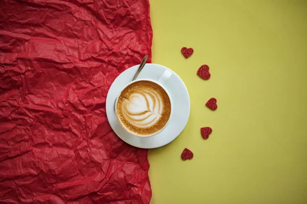 Delicioso café capuchino sobre fondo rojo . — Foto de Stock