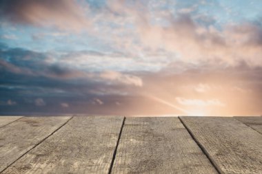 Ahşap tahta veya tablo veya yüzey veya zemin karşı günbatımı gökyüzü