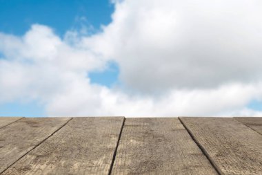 Ahşap tahta veya tablo veya yüzey veya kat gökyüzüne karşı.