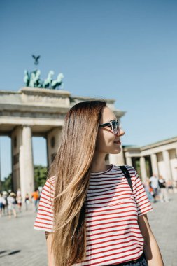 Genç güzel bir olumlu gülümseyen şık turist kız portresi.