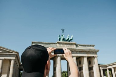Turist fotoğrafları cep telefonunda Almanya Berlin Brandenburg Kapısı.