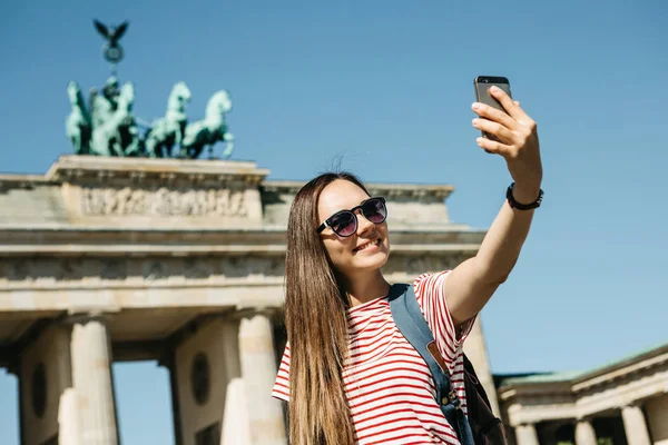 Młoda piękna dziewczyna sprawia, że selfie lub robi zdjęcia zabytków. — Zdjęcie stockowe