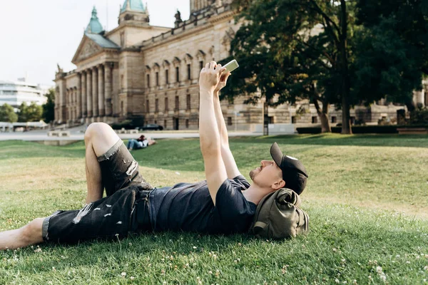 Mladý muž je v tabletu. — Stock fotografie